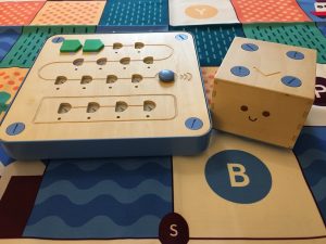 Le Cubetto (à droite), Le tableau de bord (à gauche) et le tapis de jeu