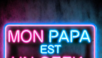DALL·E 2024-08-22 15.28.39 – A neon sign with the text ‘Mon Papa Est Un Geek’ in a bold, retro font. The sign is glowing in a vibrant blue and pink color scheme, with the neon tub